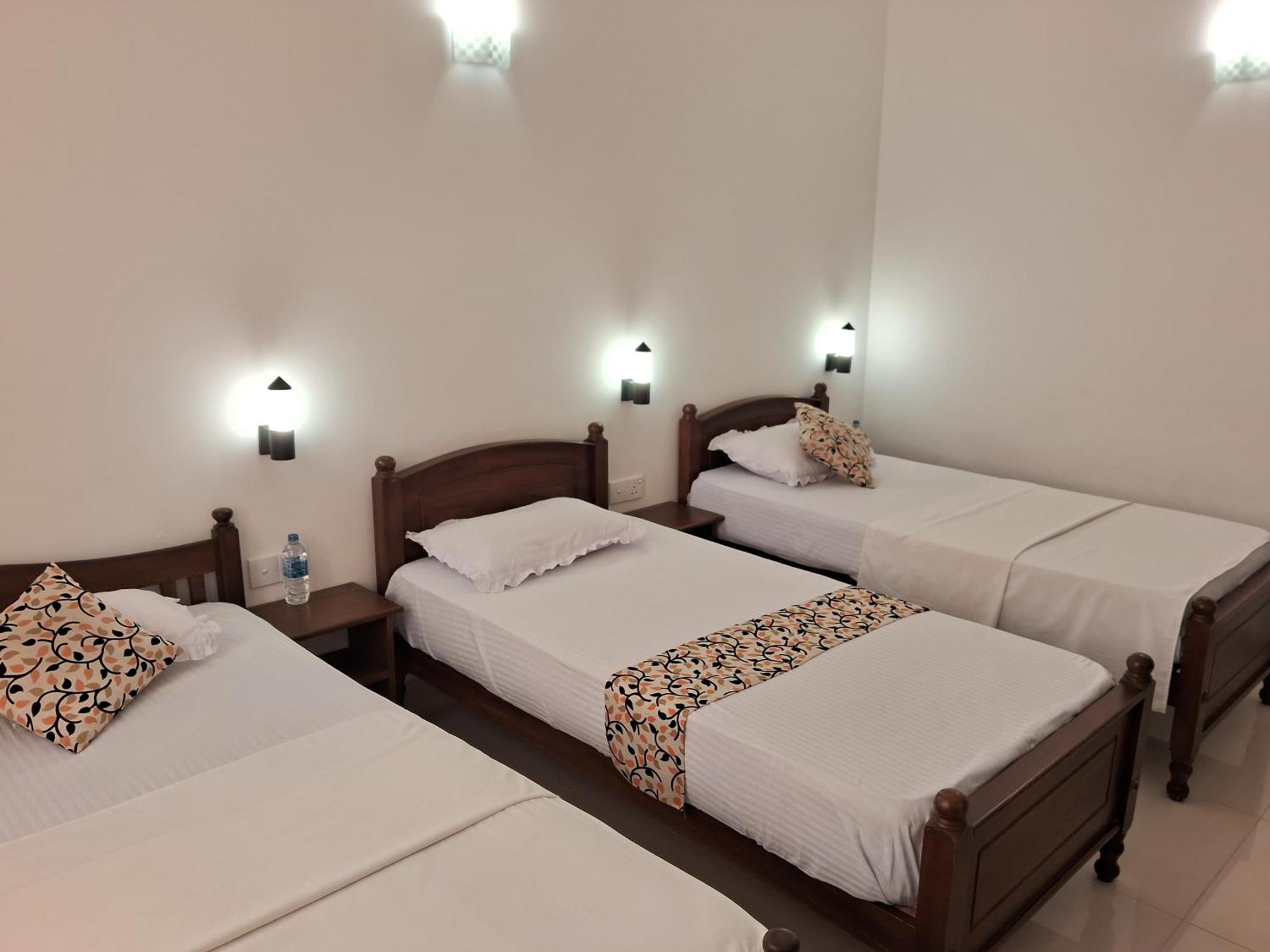 Holiday Fashion Inn Negombo Room photo