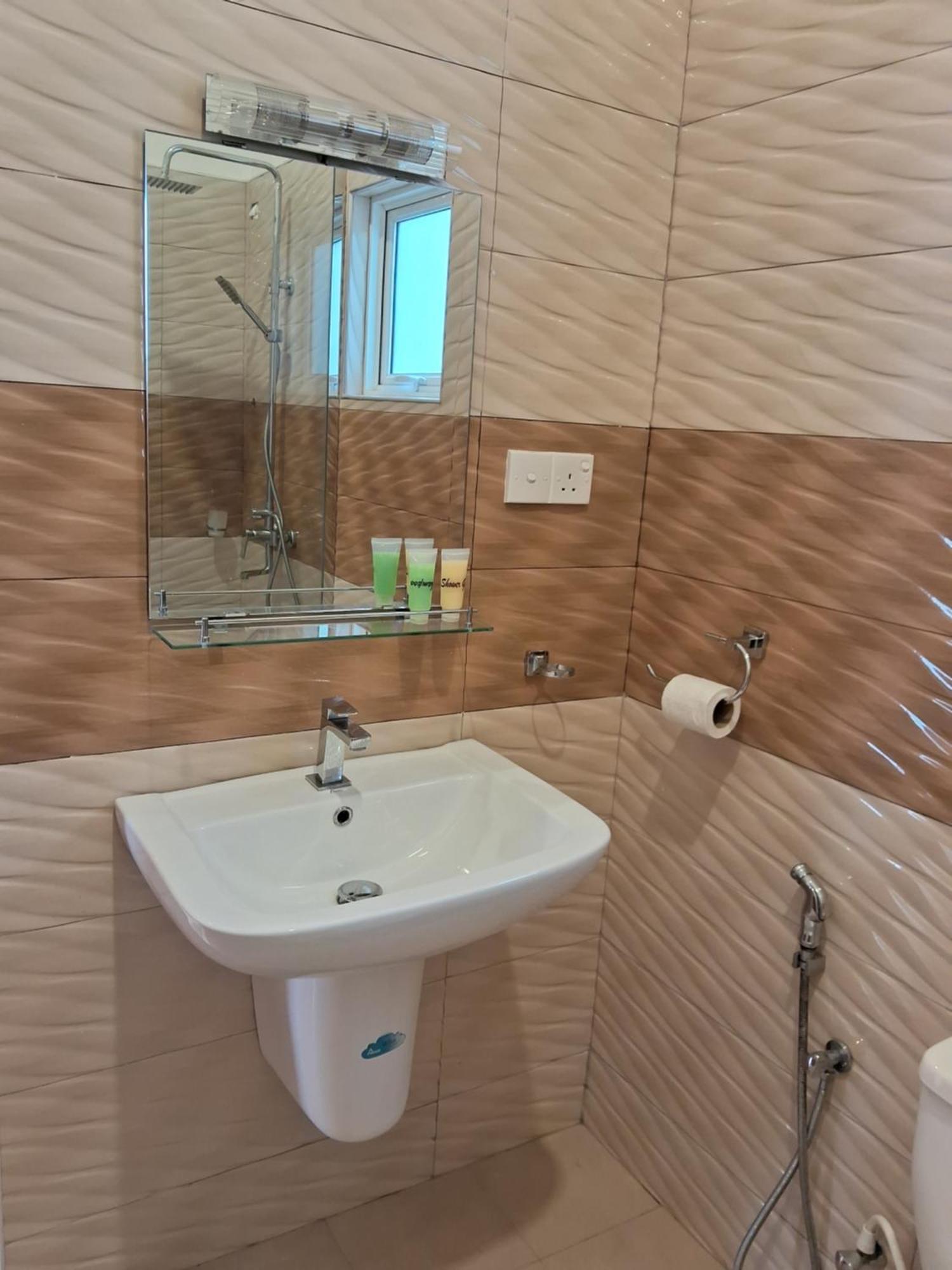 Holiday Fashion Inn Negombo Exterior photo