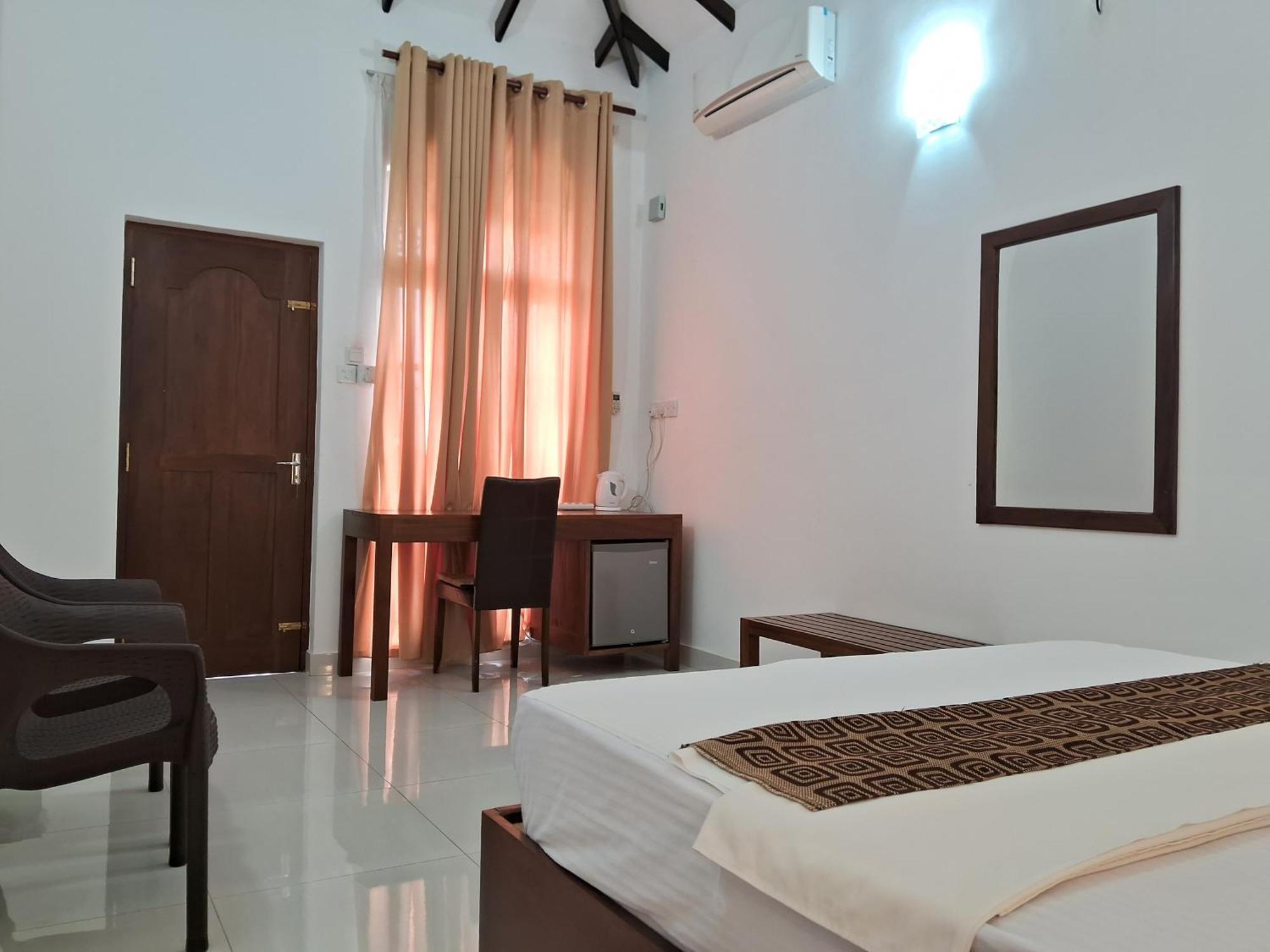 Holiday Fashion Inn Negombo Room photo