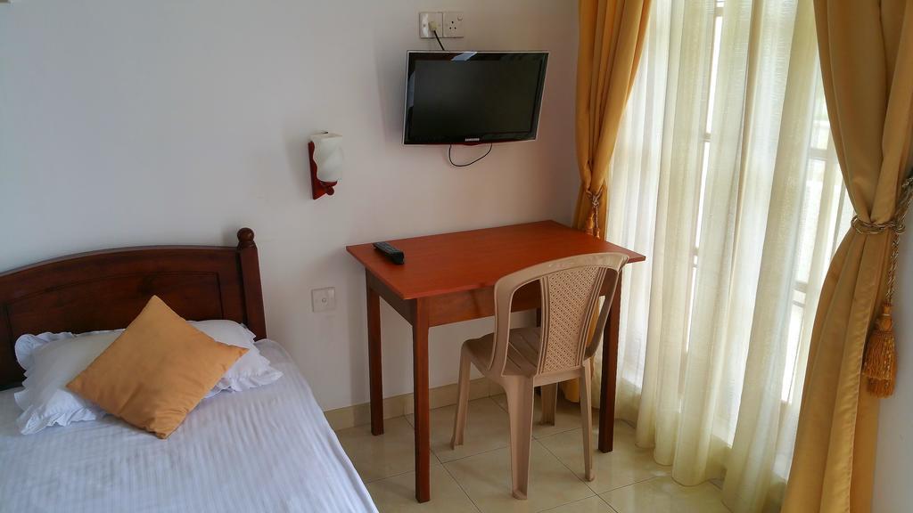 Holiday Fashion Inn Negombo Exterior photo