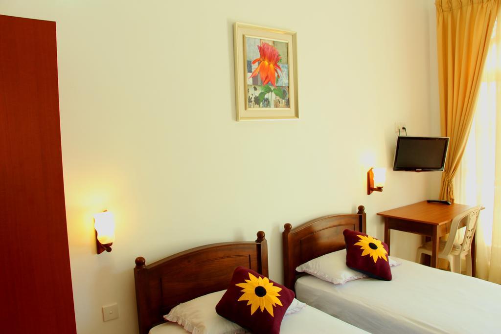 Holiday Fashion Inn Negombo Exterior photo