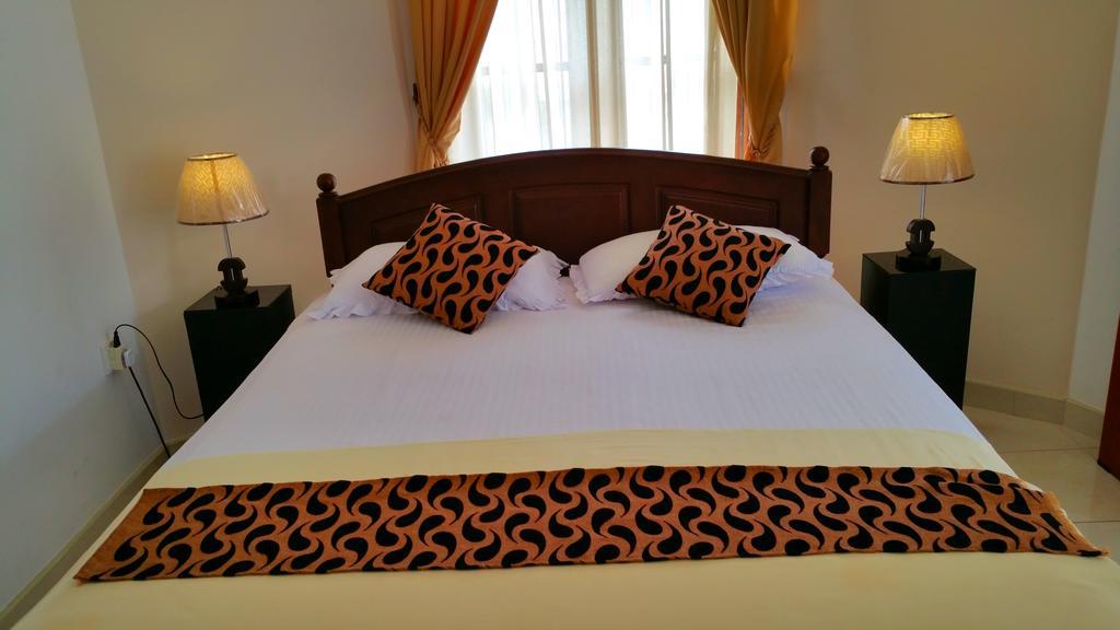 Holiday Fashion Inn Negombo Exterior photo
