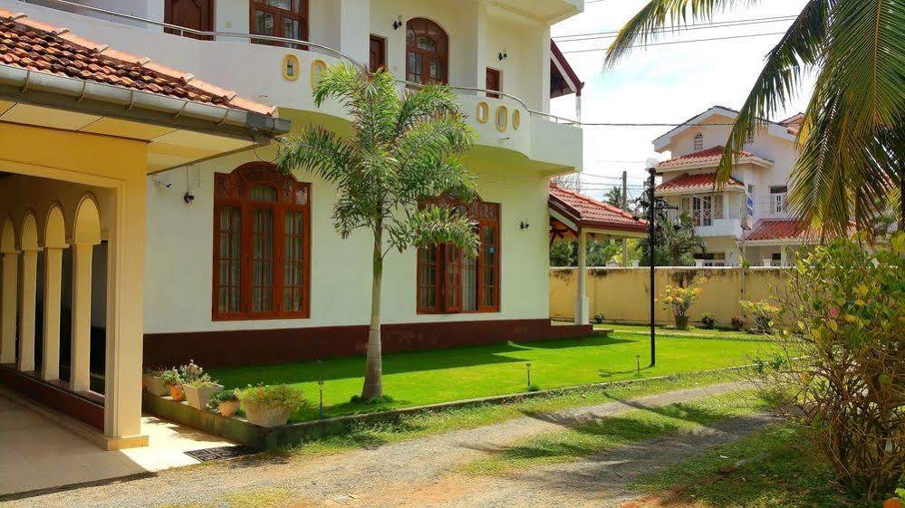 Holiday Fashion Inn Negombo Exterior photo