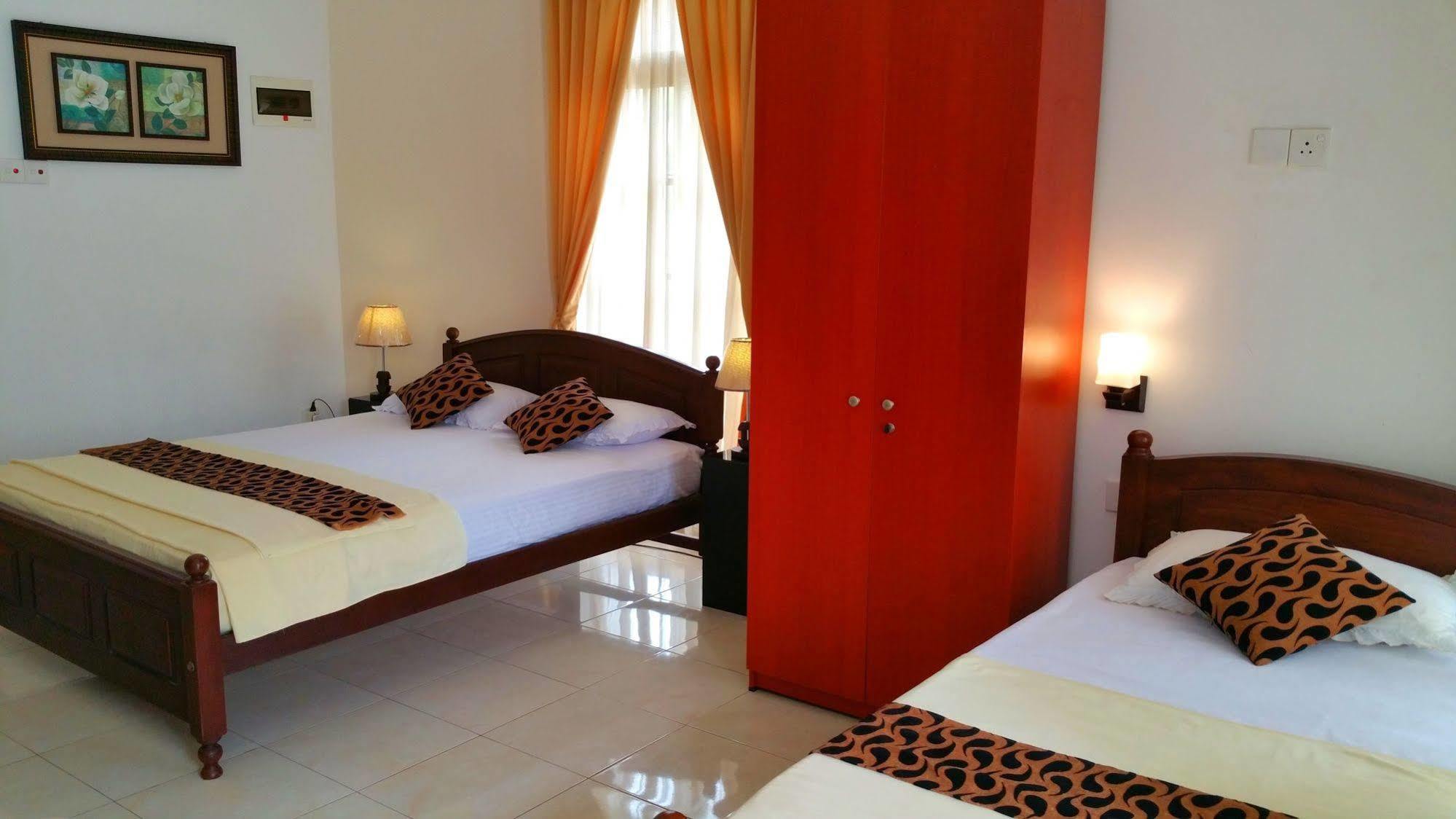 Holiday Fashion Inn Negombo Exterior photo