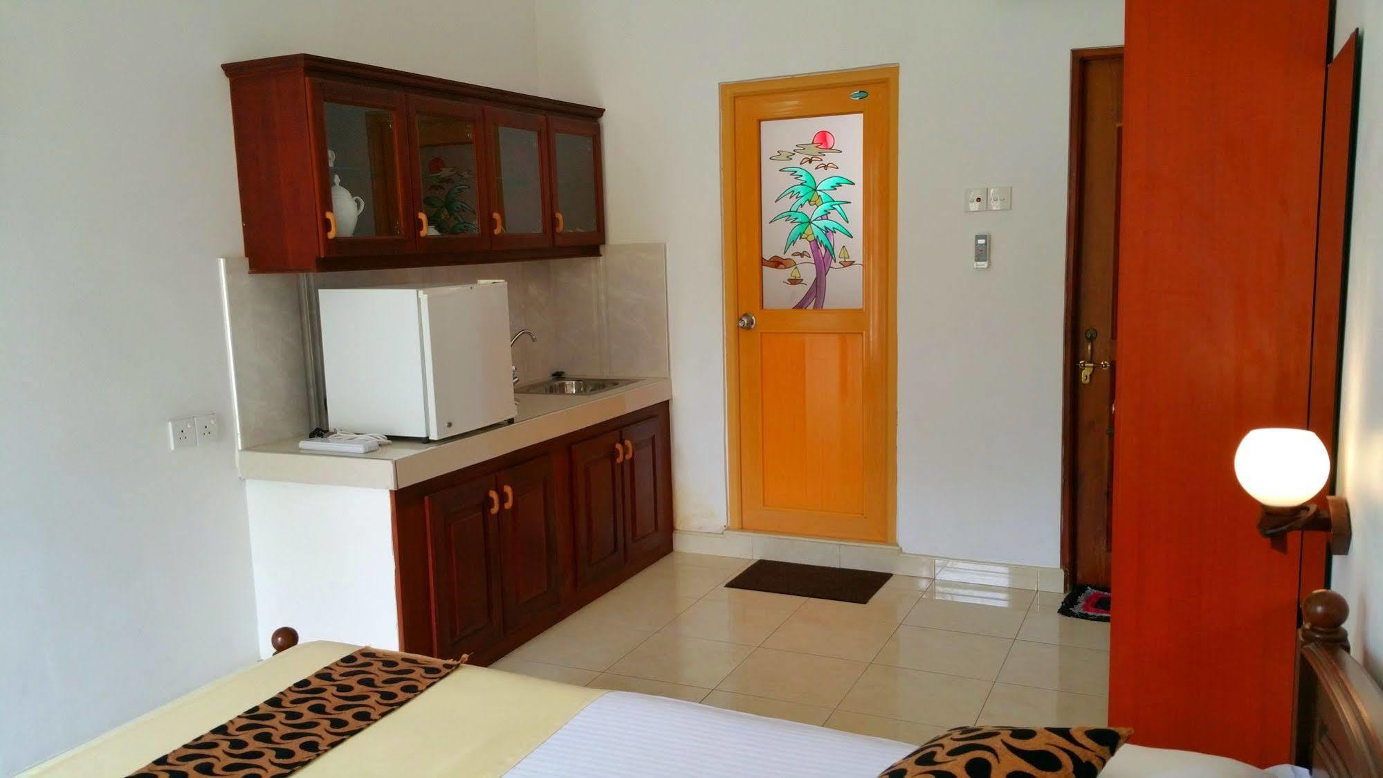 Holiday Fashion Inn Negombo Exterior photo
