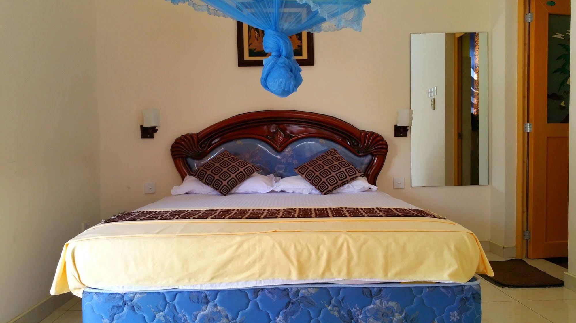 Holiday Fashion Inn Negombo Exterior photo