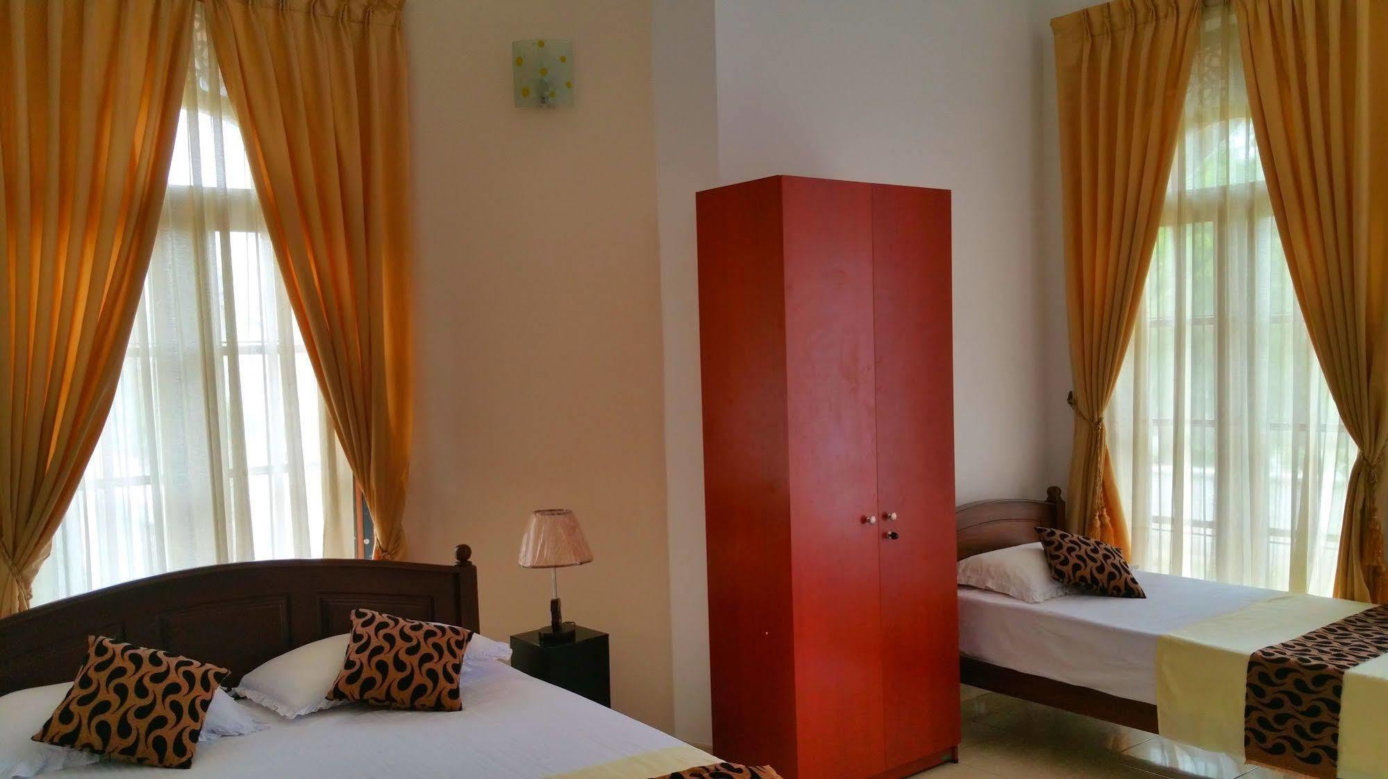 Holiday Fashion Inn Negombo Exterior photo
