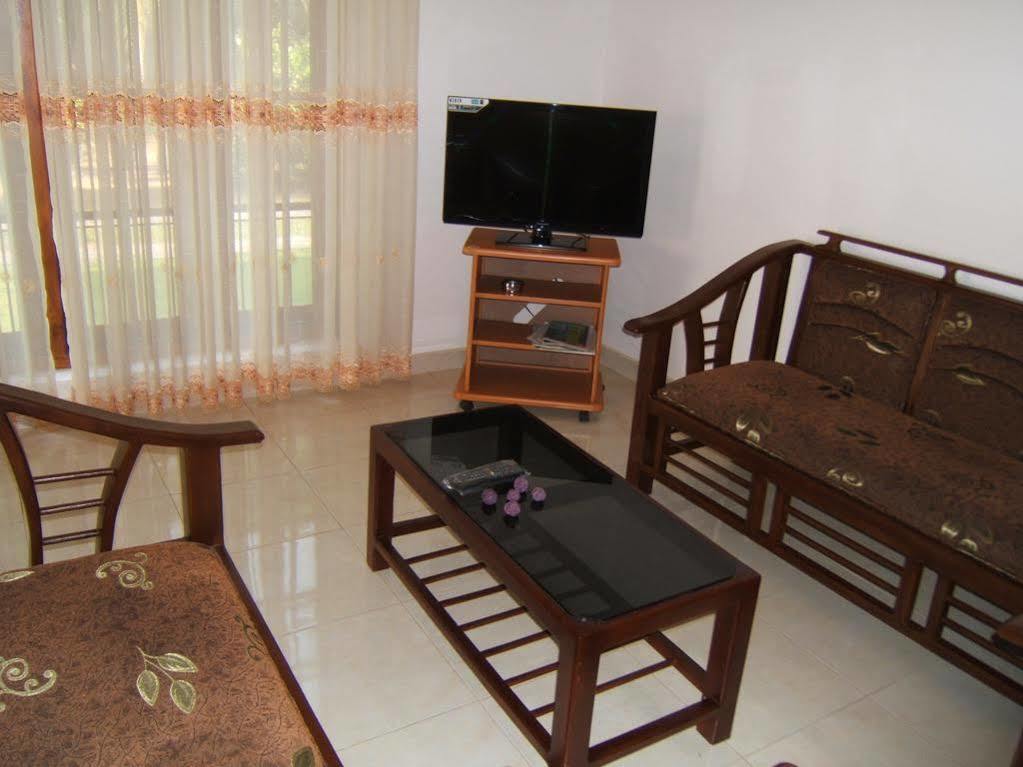 Holiday Fashion Inn Negombo Exterior photo